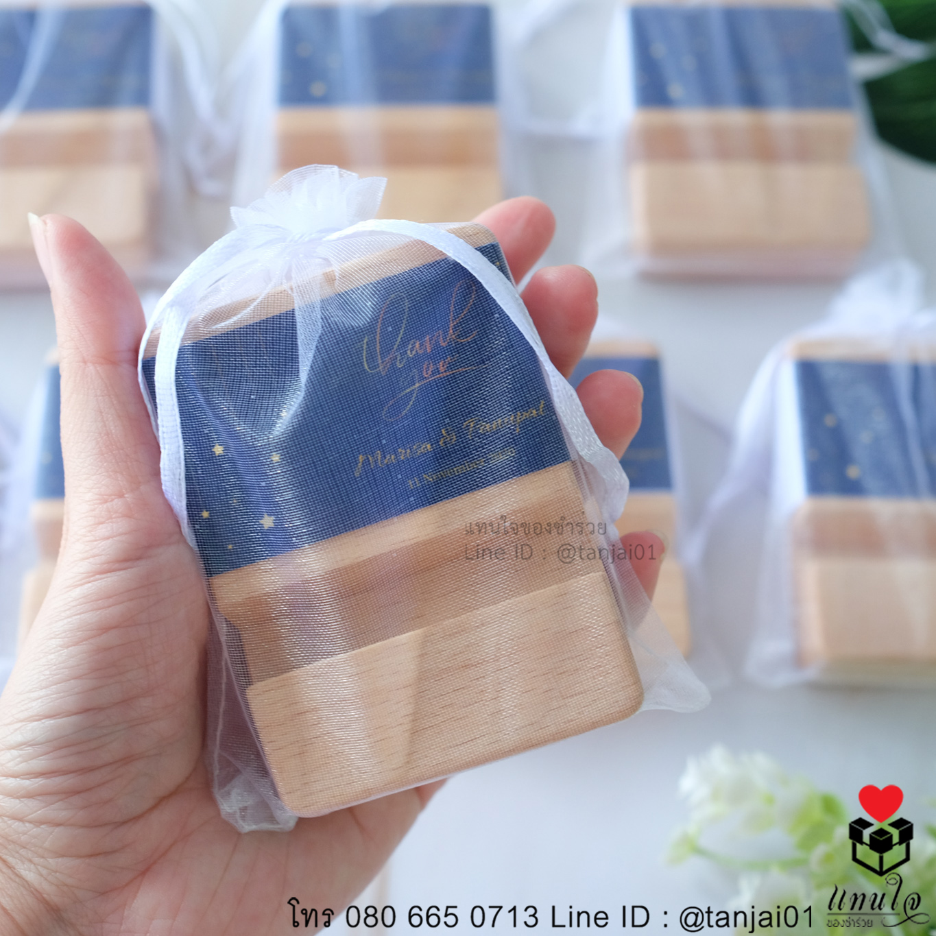 ที่วางโทรศัพท์ไม้ 6x8 ซม. สายคาด ถุงไหมแก้ว 9x12 ซม. ของชำร่วยงานแต่งงาน