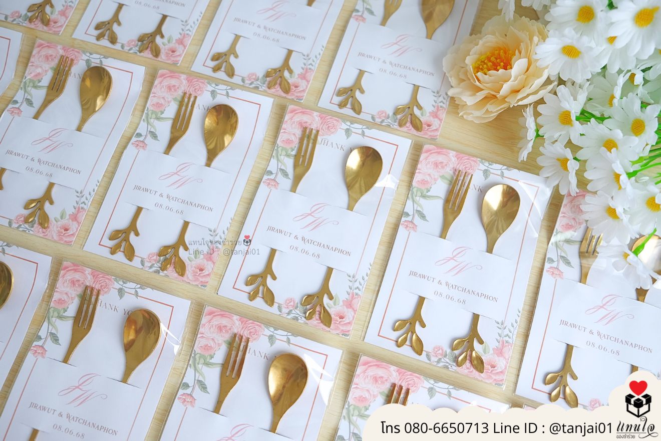 ช้อนส้อมสีทองคู่ ปลายใบไม้ ช้อนทอง พื้นหลัง ใส่ซองใส ของชำร่วยงานแต่งงาน
