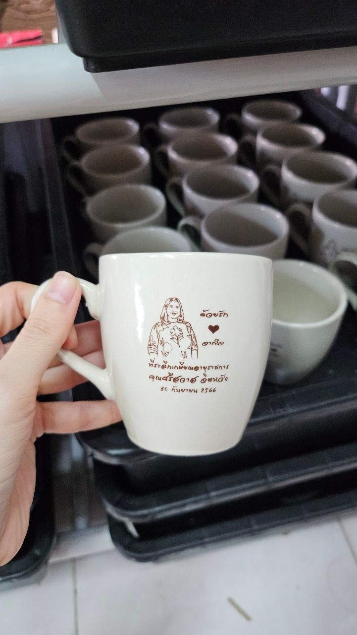 ของที่ระลึกงานเกษียณอายุ แก้วเซรามิคสกรีน ทรงเบอร์ดี้ พร้อมกล่อง ผูกโบว์